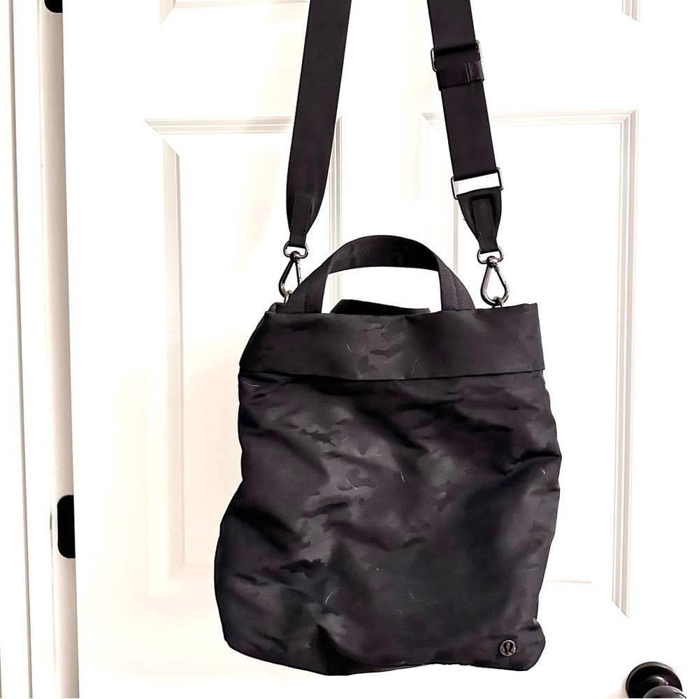 Lululemon on my level crossbody bag